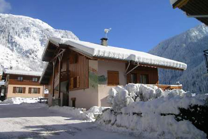 Le chalet sous la neige